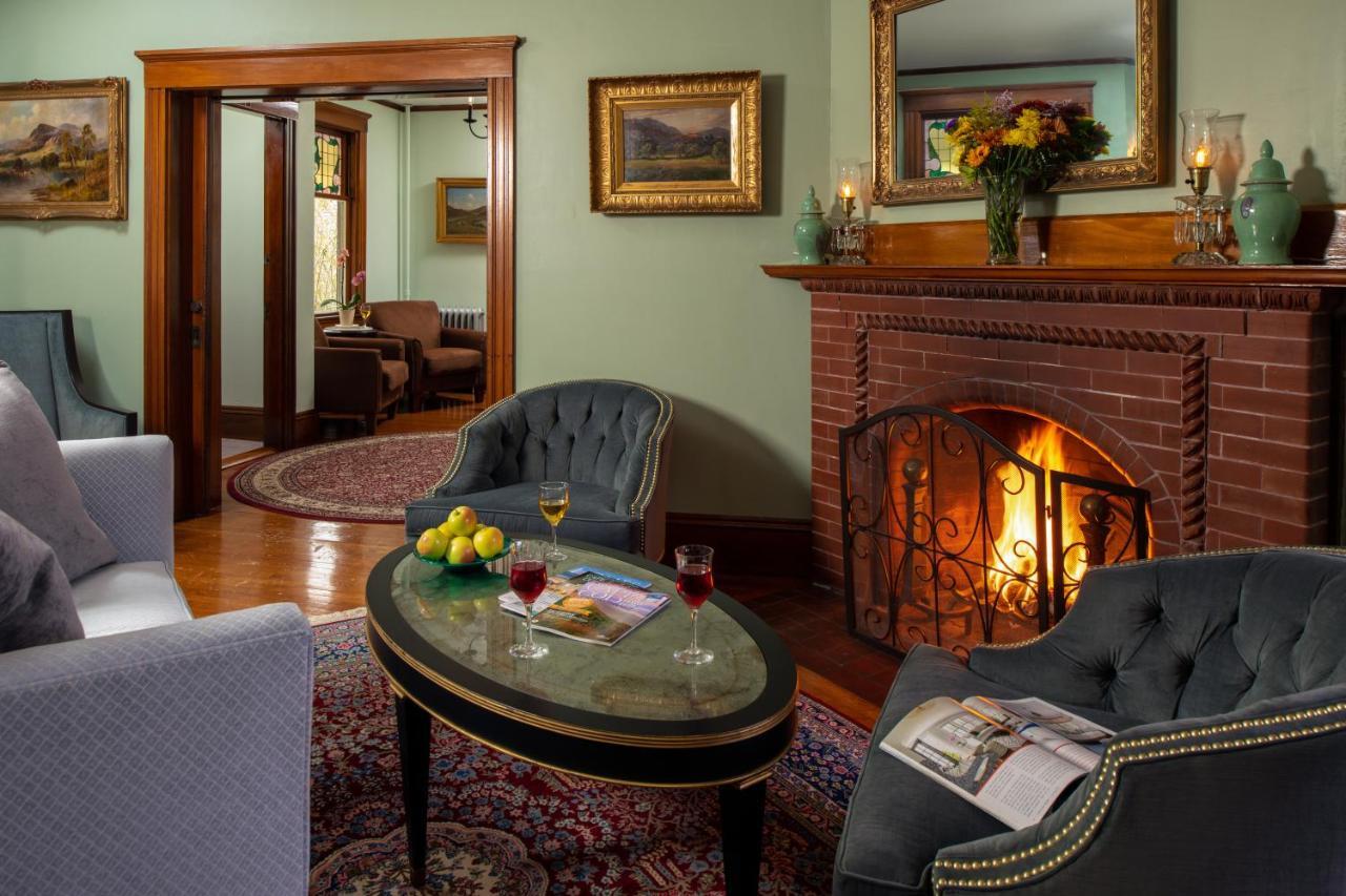 Palmer House Inn ฟัลเมาท์ ภายนอก รูปภาพ